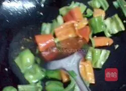 Illustration of how to make twice-cooked pork with double pepper 3