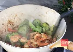 Illustration of how to make fried shrimps with broccoli 9