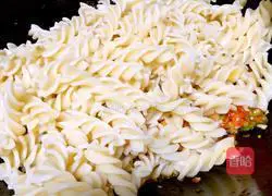 Illustration of how to make screw pasta 5