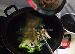 Illustration of how to make assorted shrimps in hot pot 9