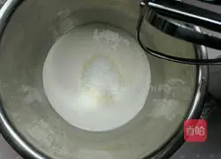 Illustration of how to make dragon fruit cream cake rolls 14