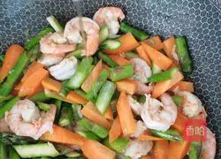 Illustration of how to cook asparagus, carrots and shrimps 9