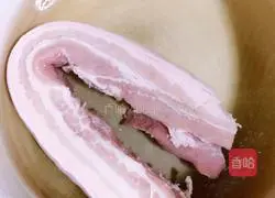 Illustration of how to make twice-cooked pork with hot pepper 2