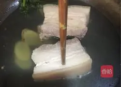 Illustration of how to make twice-cooked pork with garlic sprouts 3