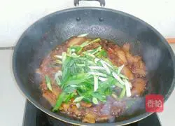 Illustration of how to make fragrant twice-cooked pork 8