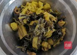 Illustration of how to make pickled fish in golden soup 3