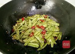 Illustration of how to make stir-fried green beans 9