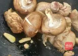 Illustration of how to make mushroom stewed chicken 6