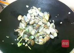 Illustration of how to stir-fry scallops with minced garlic 7