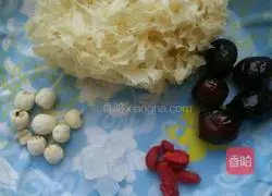 Illustration of how to make donkey-hide gelatin, white fungus and lotus seed soup 1