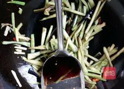 Illustration of how to stir-fry eggplant shreds 6