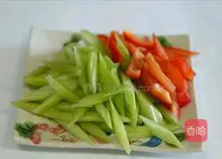 Illustration of how to make celery, cashew and shrimp 3