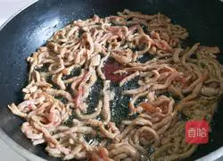 Xinwen Gourmet Spicy Pepper Shredded Pork Recipe Illustration 9