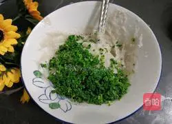 Illustration of how to make shepherd's purse and shrimp balls 10