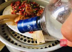 Illustration of how to steam fish head with chopped pepper 10