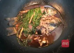 Illustration of how to make scallion-flavored crucian carp 11