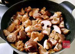 Illustration of how to make steamed chicken with mushrooms 6