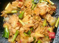 Illustration of how to cook twice-cooked pork with garlic sprouts 11