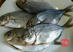 Illustration of how to make steamed small sea fish 1