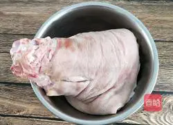 Illustration of how to cook pork elbow 1