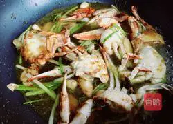 Illustration of how to stir-fry swimming crabs with green onion and ginger 8