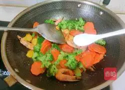 Illustration of how to make fried shrimps with broccoli, carrots and shrimps 17