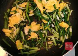 Illustration of how to make garlic scrambled eggs 6