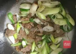 Illustration of how to make beefy beef (stir-fried beef with green onions) 4