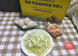 Illustration of how to make scrambled eggs with shrimps and chives 1