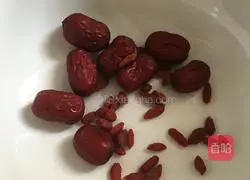 Illustration of how to make white fungus and lotus seed soup 5