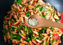 Illustration of how to stir-fry river shrimps with chives and moss 11