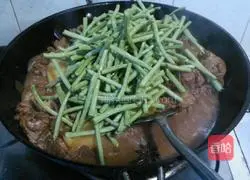 Potato-roasted pork ribs and cowpeas with five flavors Practice illustration 4