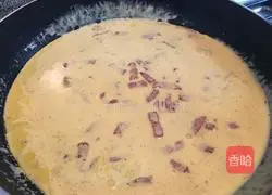 Illustration of how to make creamy egg yolk and bacon pasta 7