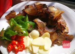 Illustration of how to make fried bacon with Artemisia annua 2