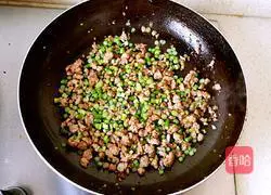 Illustration of how to stir-fry minced meat with garlic moss 6