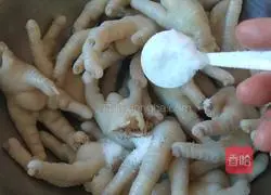 Illustration of how to make salt-baked chicken feet 3