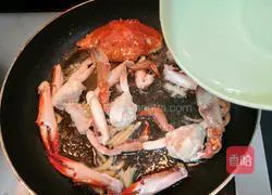 Illustration of how to make swimming crab braised rice cake 9