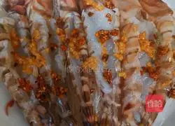 Illustration of how to steam prawns with vermicelli 4