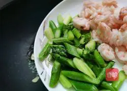 Illustration of how to stir-fry asparagus and shrimp 10