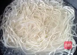 Illustration of how to make cold noodles with shredded chicken 3