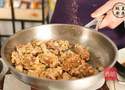 The secret of beach steak is crispy on the outside and tender on the inside.Eat the meat with a big mouthful of meat~ Illustration of how to make it 16