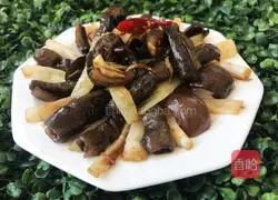 Illustration of how to stir-fry sea cucumber with green onions 14