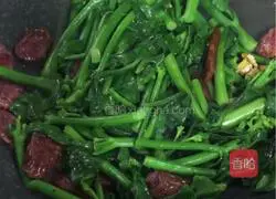 Illustration of how to stir-fry kale sprouts with sausage 5