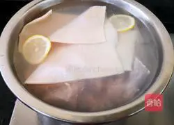  Illustration of how to make lean pork skin jelly 1