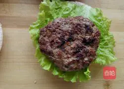 Illustration of how to make beef burgers 8
