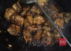 Illustration of home-style braised pork ribs 4