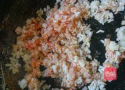 Illustration of how to make tomato sauce fried rice 8
