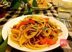 Illustration of how to make black pepper beef fillet pasta 11