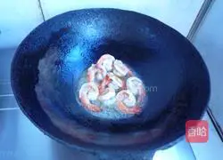 Illustration of how to make fried shrimps with fresh walnuts 3