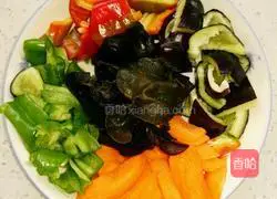 Illustration of how to make colorful twice-cooked pork 1